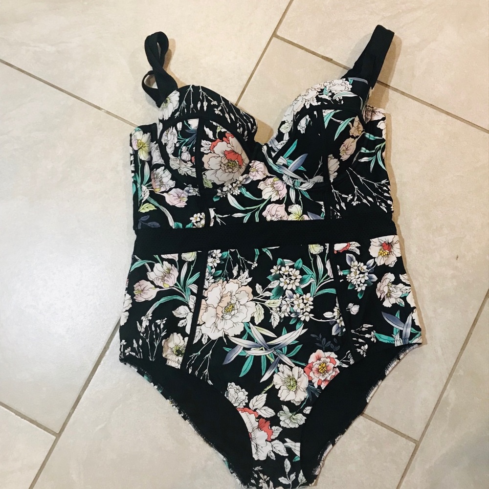 Bathing suit - Picture 2 of 4